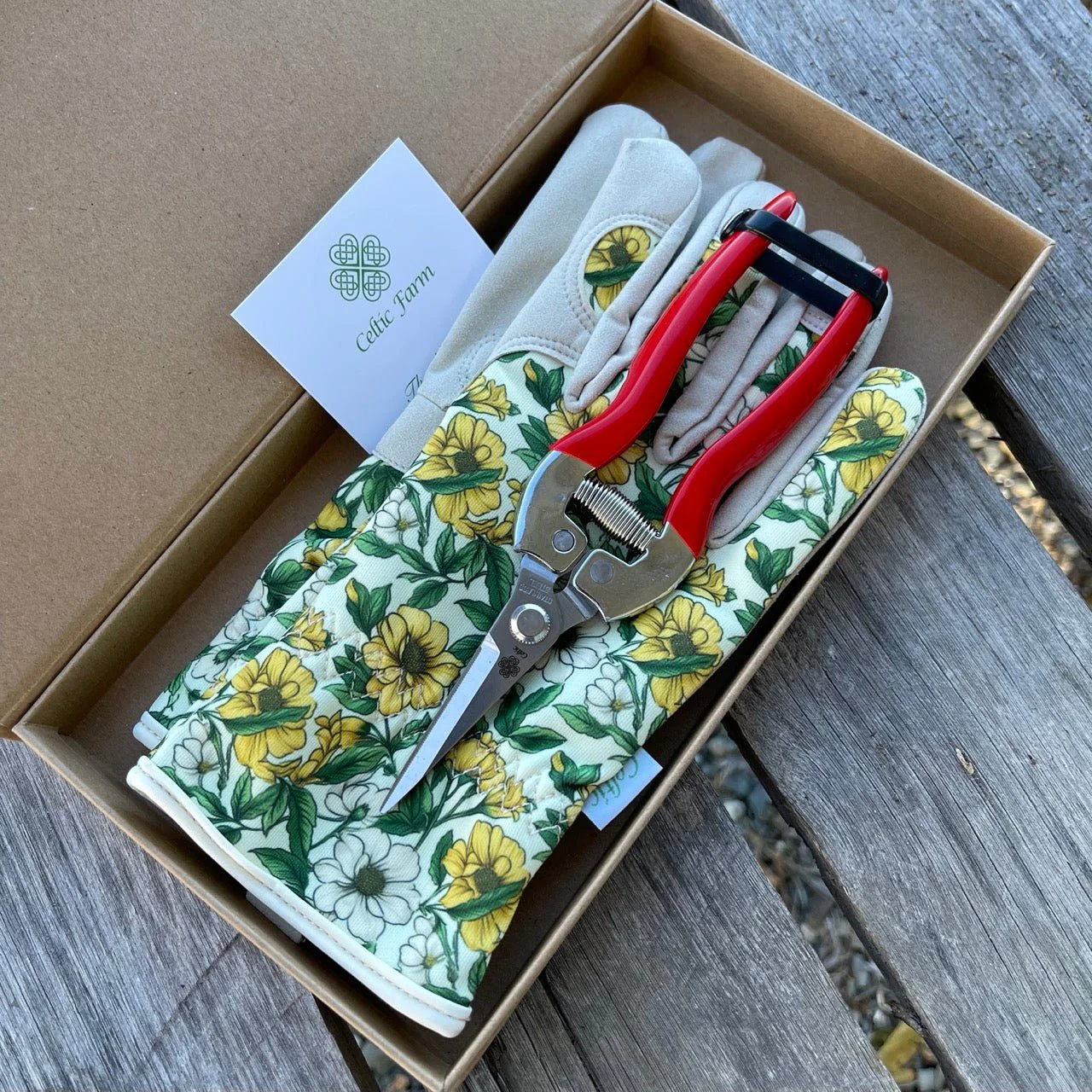 Garden Gift Box - Gloves and Needle Snips - Image 2